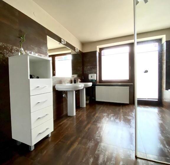 اتاق استاندارد با سرویس بهداشتی مشترک, Pokoje Rezydencja Parysa