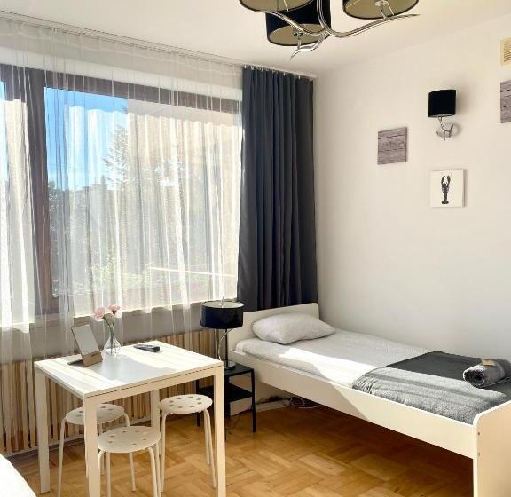 اتاق استاندارد سه تخته با سرویس بهداشتی مشترک, Pokoje Rezydencja Parysa