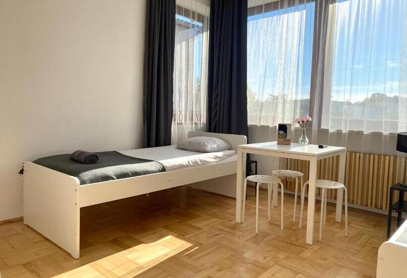 اتاق استاندارد سه تخته با سرویس بهداشتی مشترک, Pokoje Rezydencja Parysa