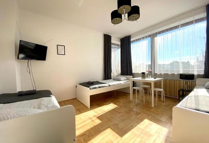 اتاق استاندارد سه تخته با سرویس بهداشتی مشترک, Pokoje Rezydencja Parysa