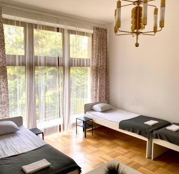 اتاق استاندارد سه تخته با سرویس بهداشتی مشترک, Pokoje Rezydencja Parysa