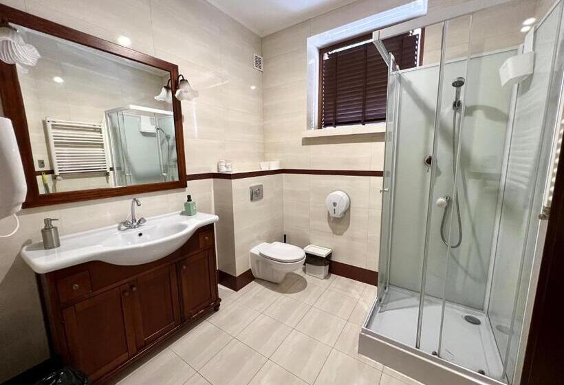 اتاق استاندارد یک تخته با سرویس بهداشتی مشترک, Pokoje Rezydencja Parysa