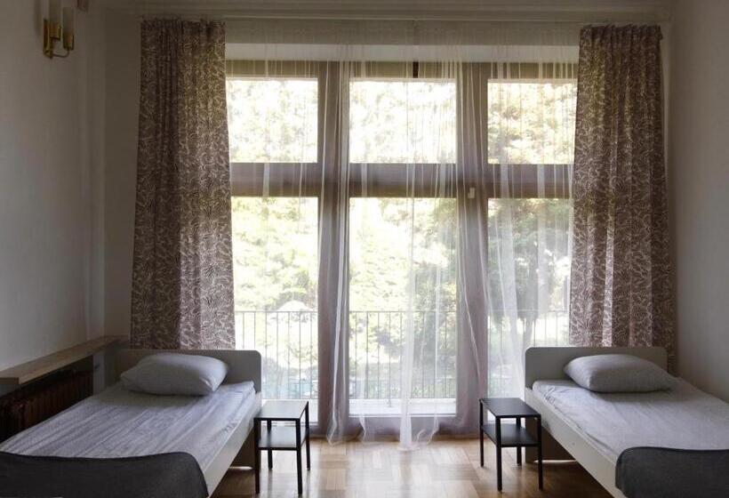 اتاق استاندارد سه تخته با سرویس بهداشتی مشترک, Pokoje Rezydencja Parysa