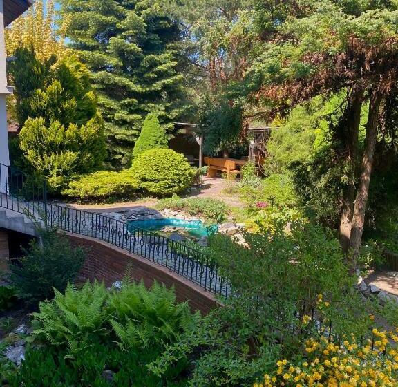 اتاق استاندارد سه تخته با سرویس بهداشتی مشترک, Pokoje Rezydencja Parysa