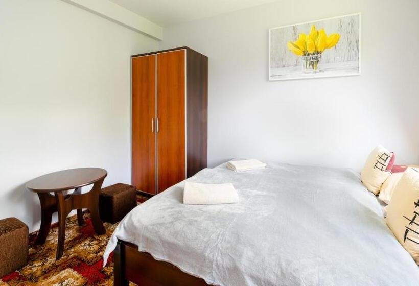 חדר לארבעה סטנדרטי עם נוף לגינה, Leśniczówka Pod śnieżką