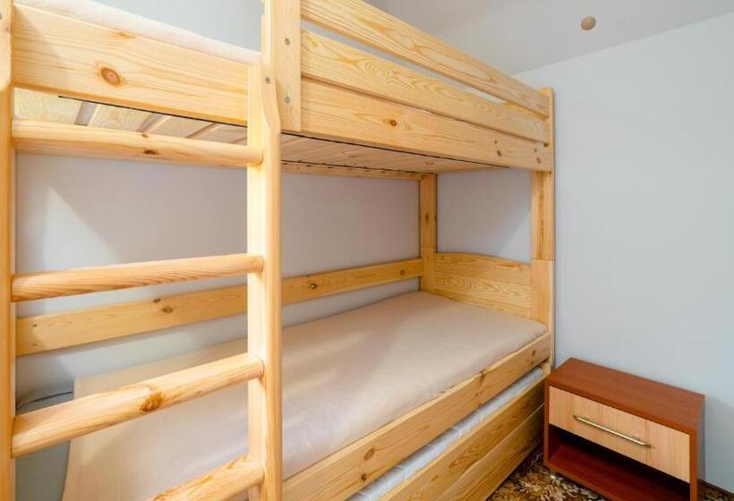 חדר לארבעה סטנדרטי עם נוף לגינה, Leśniczówka Pod śnieżką