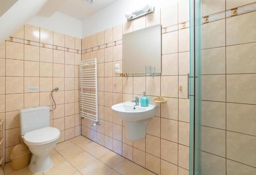 חדר לארבעה סטנדרטי עם נוף לגינה, Leśniczówka Pod śnieżką