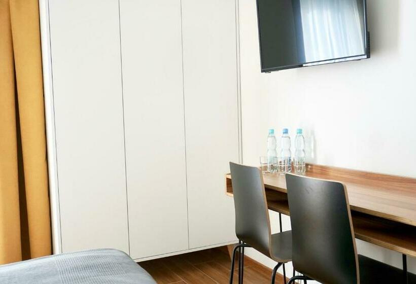 חדר סטנדרט לשלושה, Simar