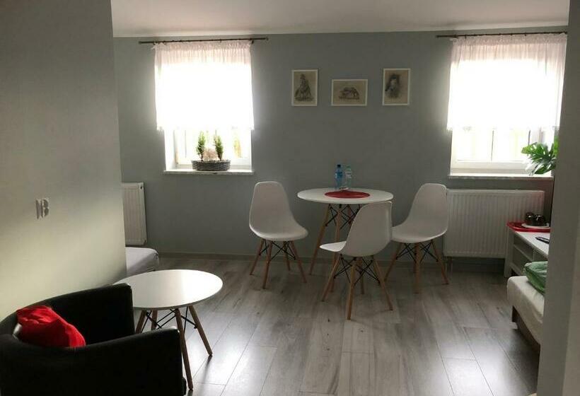 غرفة قياسية رباعية, Stajnia Pod Dębem