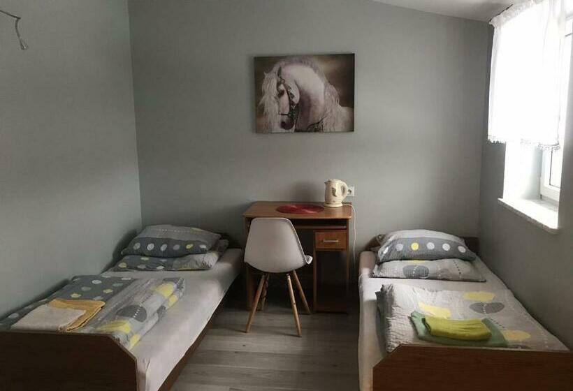 غرفة قياسية رباعية, Stajnia Pod Dębem