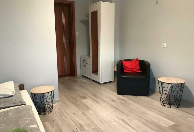 غرفة قياسية رباعية, Stajnia Pod Dębem