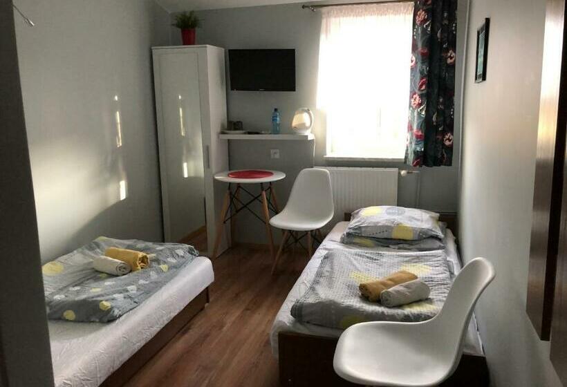 غرفة قياسية, Stajnia Pod Dębem