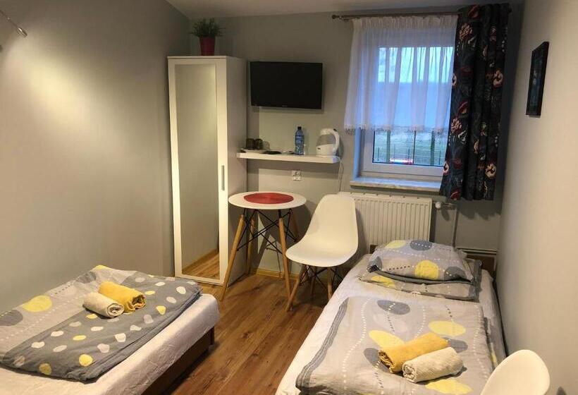 غرفة قياسية, Stajnia Pod Dębem