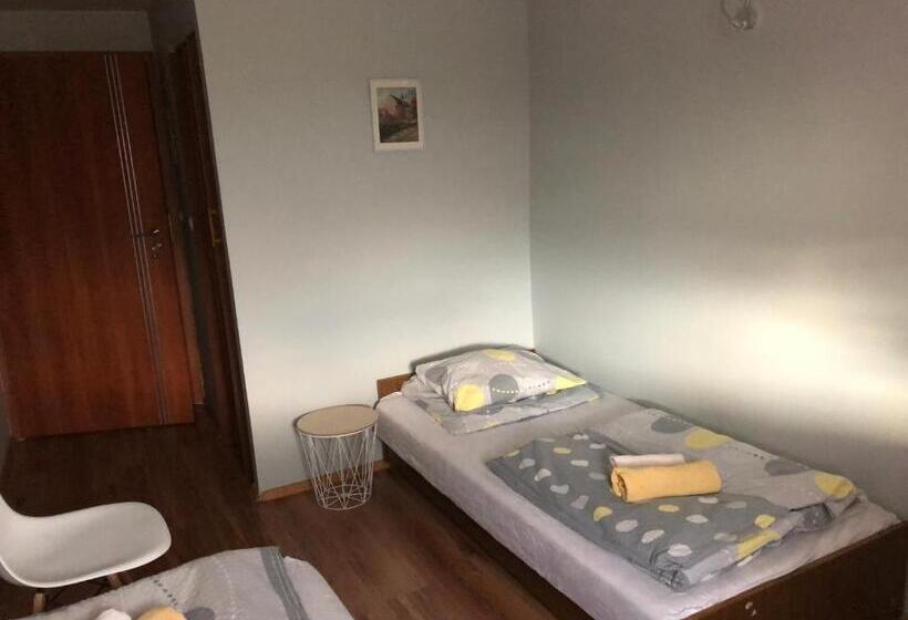 غرفة قياسية, Stajnia Pod Dębem