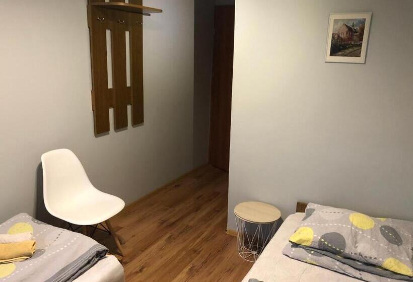 غرفة قياسية, Stajnia Pod Dębem