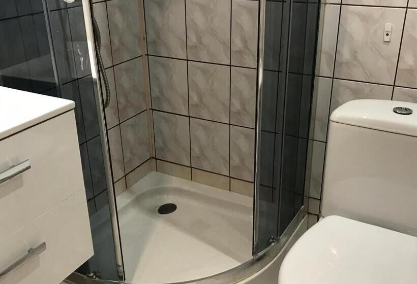 غرفة قياسية, Stajnia Pod Dębem