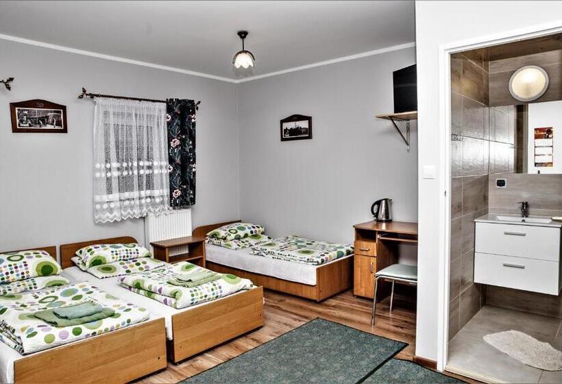 غرفة قياسية رباعية, Stajnia Pod Dębem