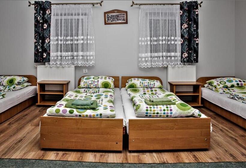 غرفة قياسية رباعية, Stajnia Pod Dębem