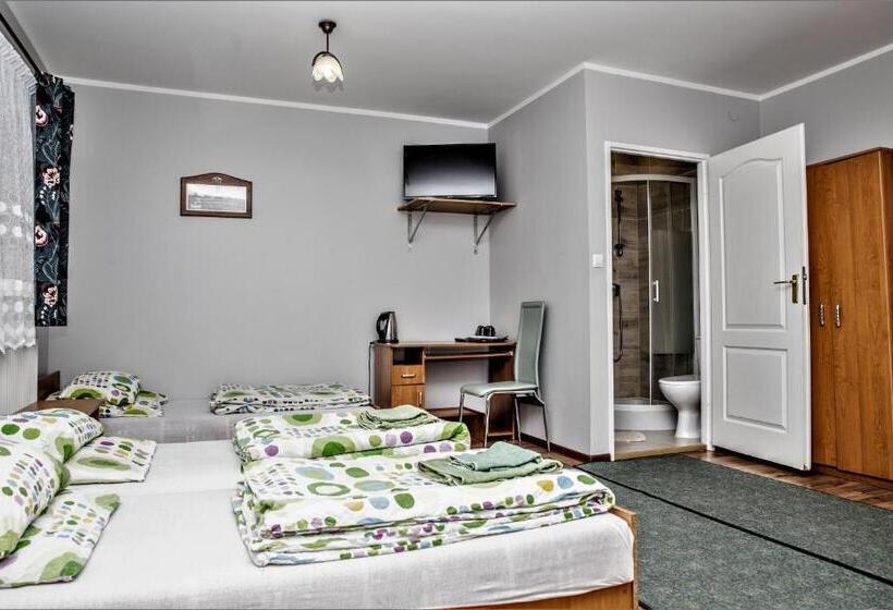 غرفة قياسية رباعية, Stajnia Pod Dębem