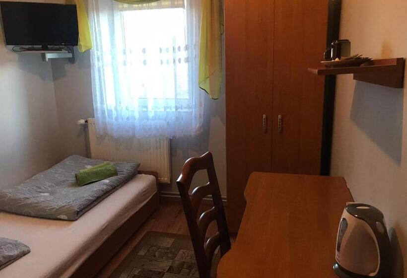 标准单人间, Stajnia Pod Dębem