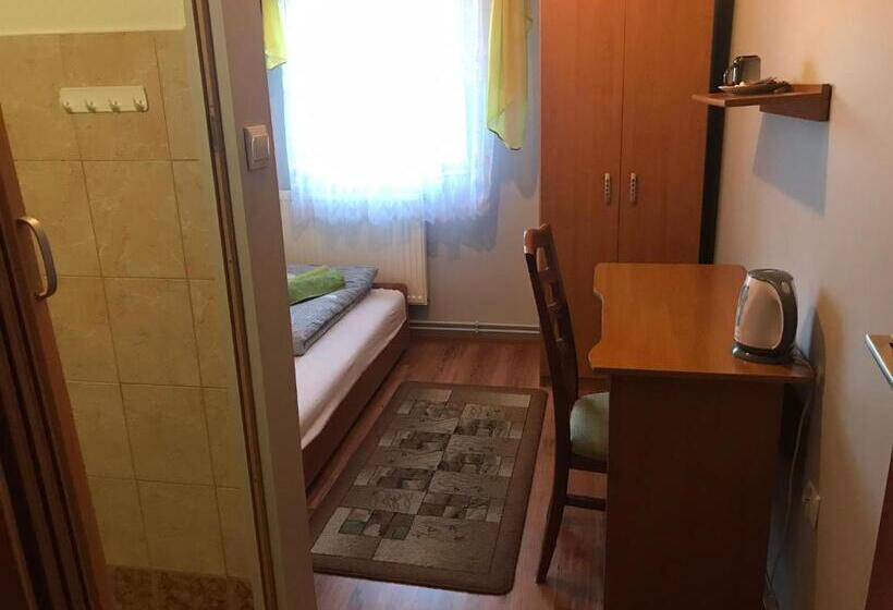 غرفة قياسية فردية, Stajnia Pod Dębem