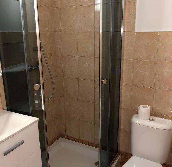 标准单人间, Stajnia Pod Dębem