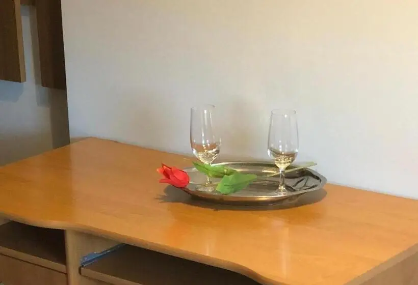 デラックスルーム, Stajnia Pod Dębem