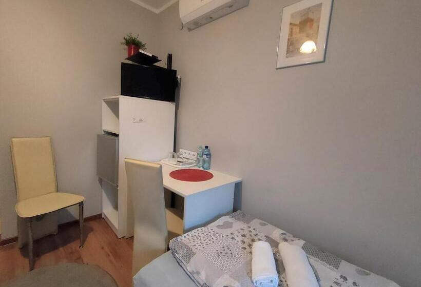 غرفة قياسية, Stajnia Pod Dębem