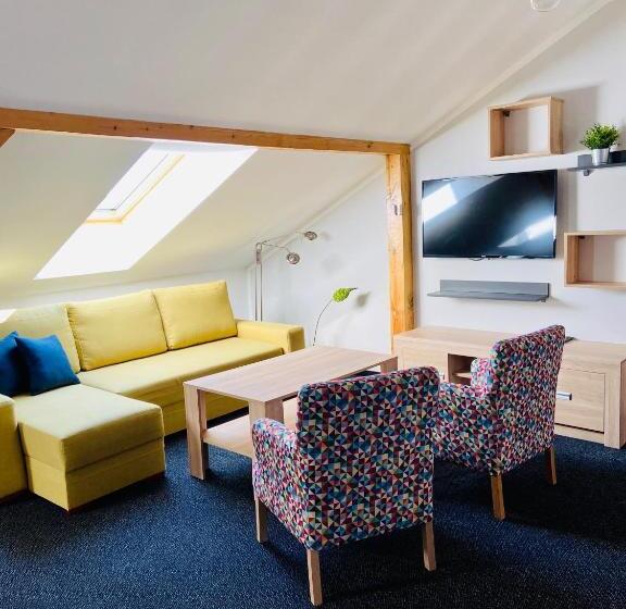 استودیو خانوادگی, Targowa37 Uniejow