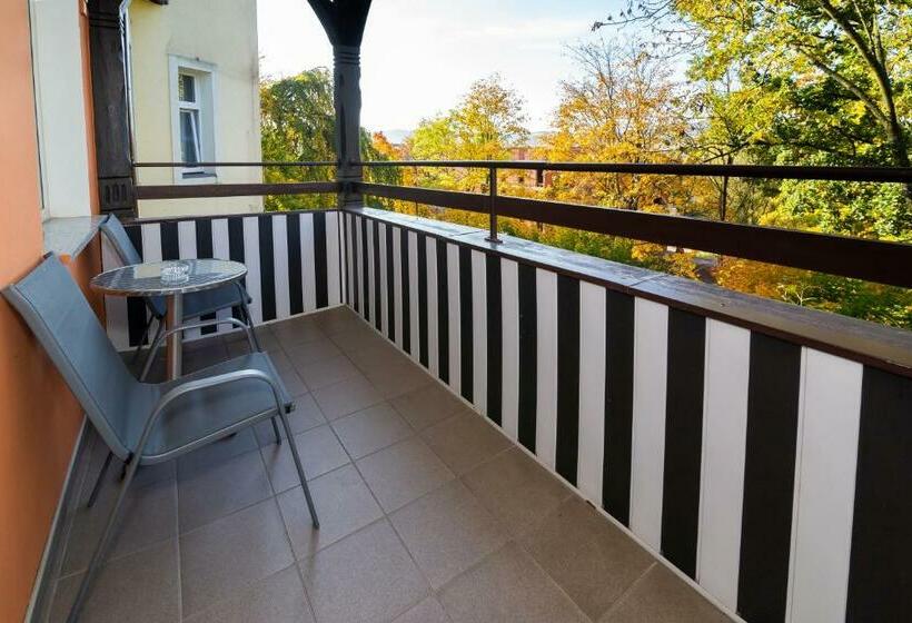 غرفة قياسية مزوَّدة بشُرفة, Willa Diament