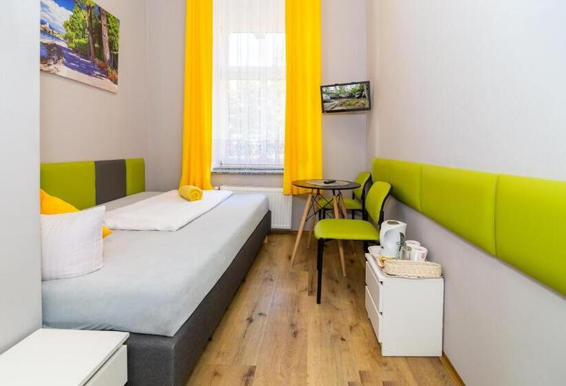 غرفة قياسية فردية, Willa Diament