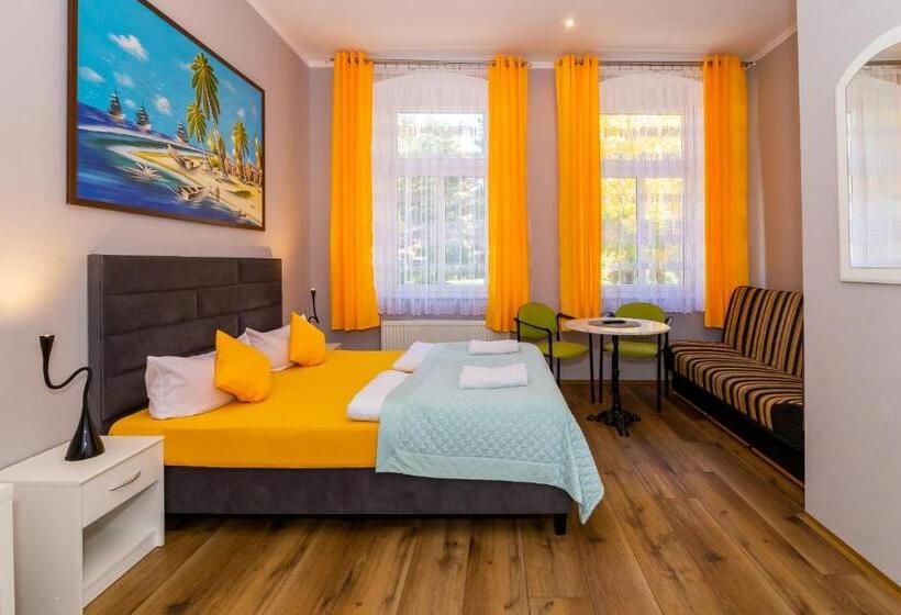 غرفة قياسية ثلاثية, Willa Diament