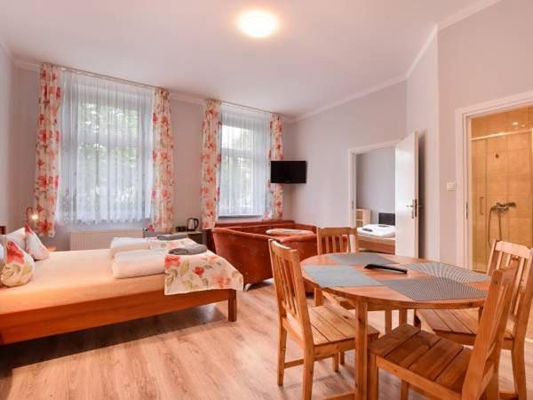 شقة غرفة واحدة, Willa Diament