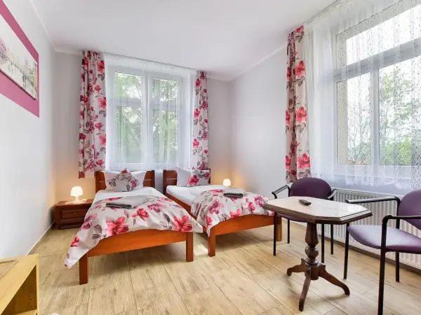 غرفة قياسية, Willa Diament