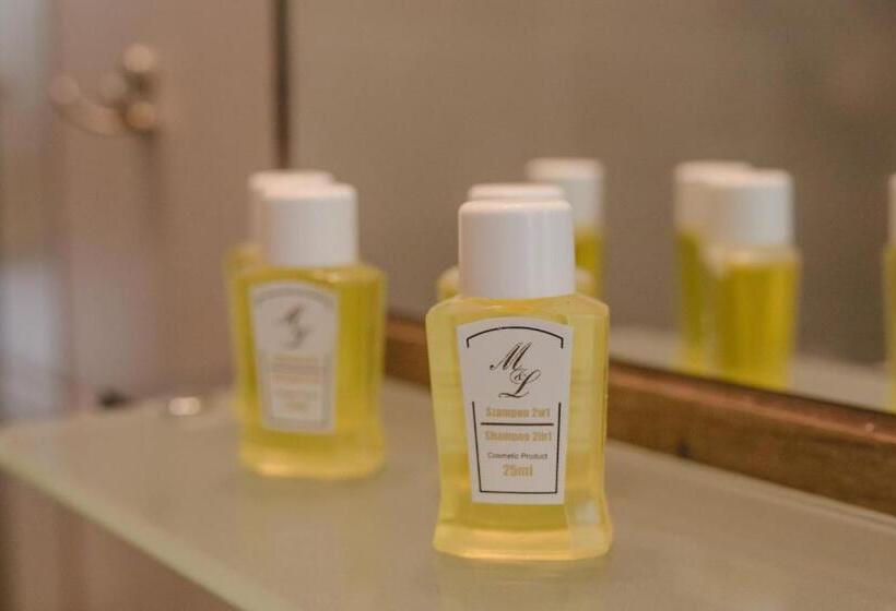 חדר קלאסי לשלושה, Willa Mirella