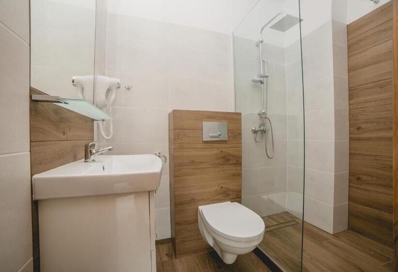 חדר קלאסי לשלושה, Willa Mirella