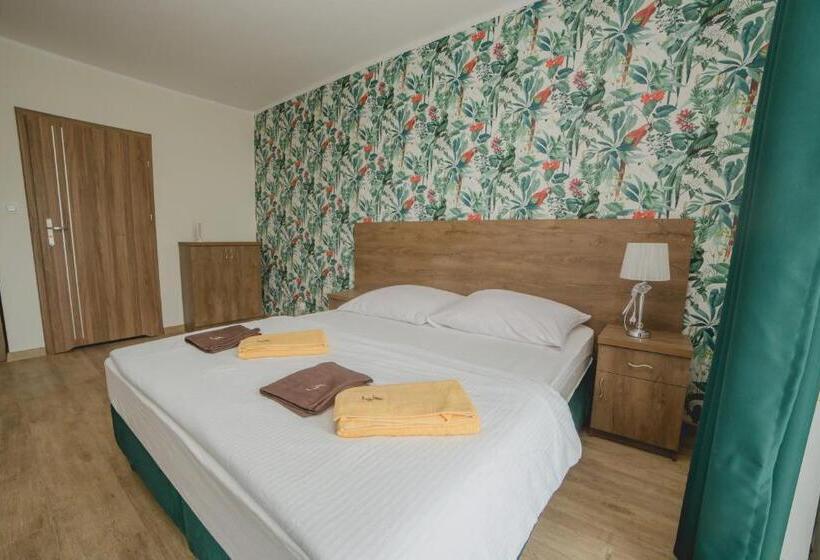 חדר קלאסי לשלושה, Willa Mirella