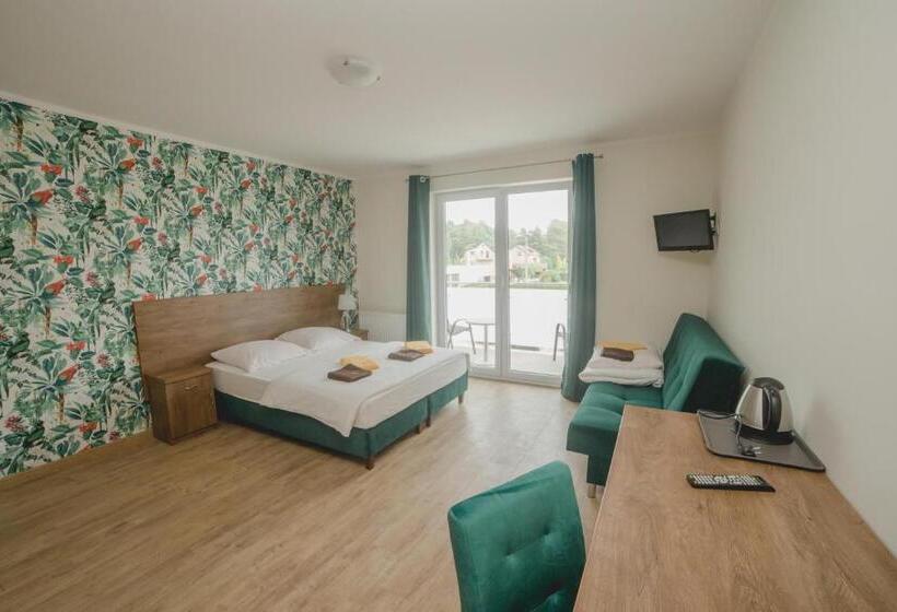 חדר קלאסי לשלושה, Willa Mirella