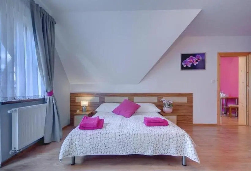Deluxe Neljän Hengen Huone, Willa U łapów