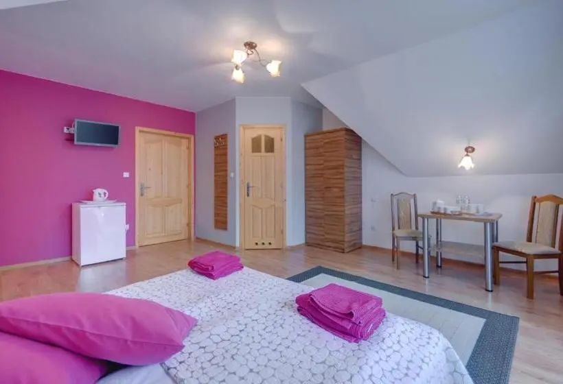 Deluxe Neljän Hengen Huone, Willa U łapów