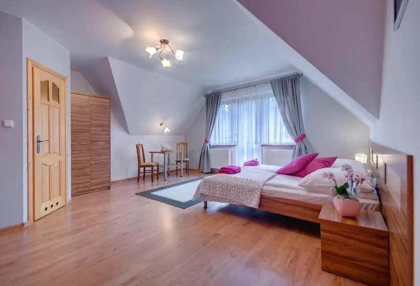 Deluxe Neljän Hengen Huone, Willa U łapów