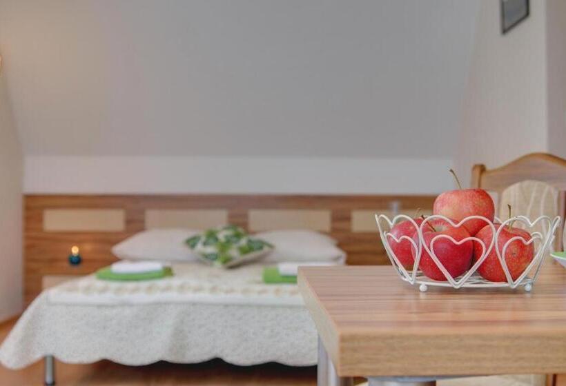 اتاق راحتی سه تخته, Willa U łapów