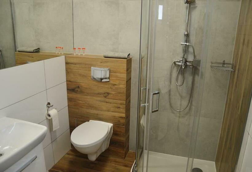 豪华三人间, Hostel Adabet