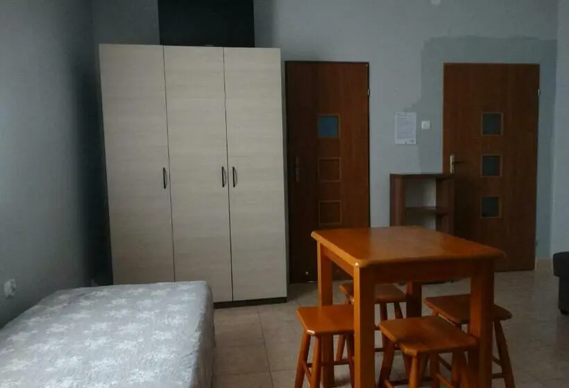 Standard Neljän Hengen Huone, Trzy Korony świecie
