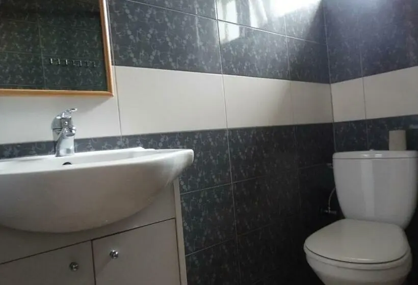 Standard Kolmen Hengen Huone, Trzy Korony świecie