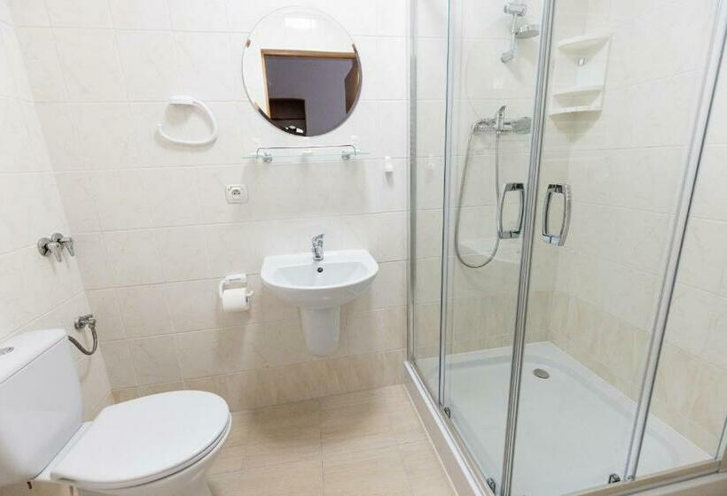 غرفة قياسية ثلاثية مزودة بتراس, Tor Kielce