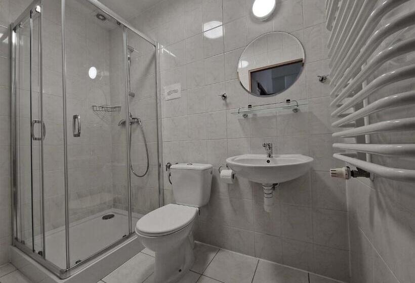 غرفة قياسية مزوَّدة بتراس, Tor Kielce