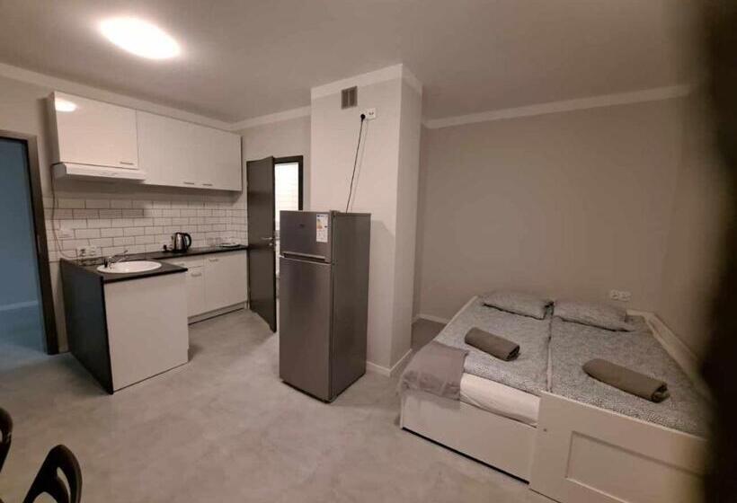 استودیوی لوکس, Mia Mia House