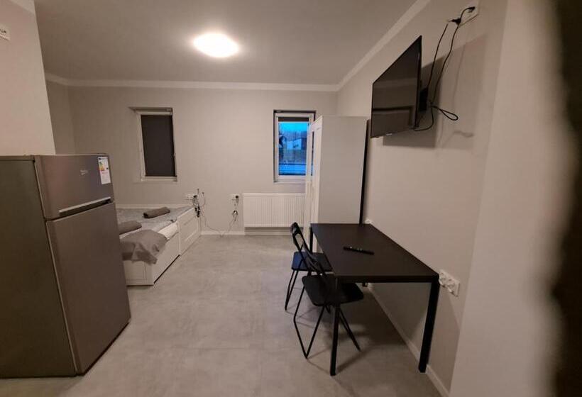 استودیوی لوکس, Mia Mia House