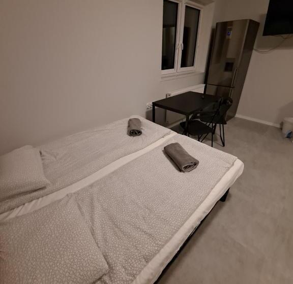 استودیوی لوکس, Mia Mia House